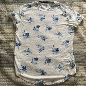 Used Hollister white t shirt with blue design. Size medium